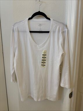 St. John's Bay White V-Neck 3/4 Sleeve Tee